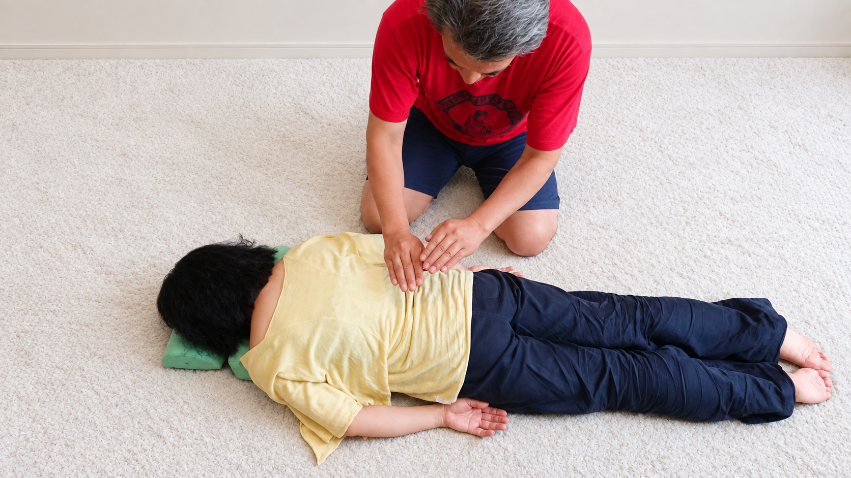 受講生同士で背中に両手を添え、伝わる感覚を確かめる実習