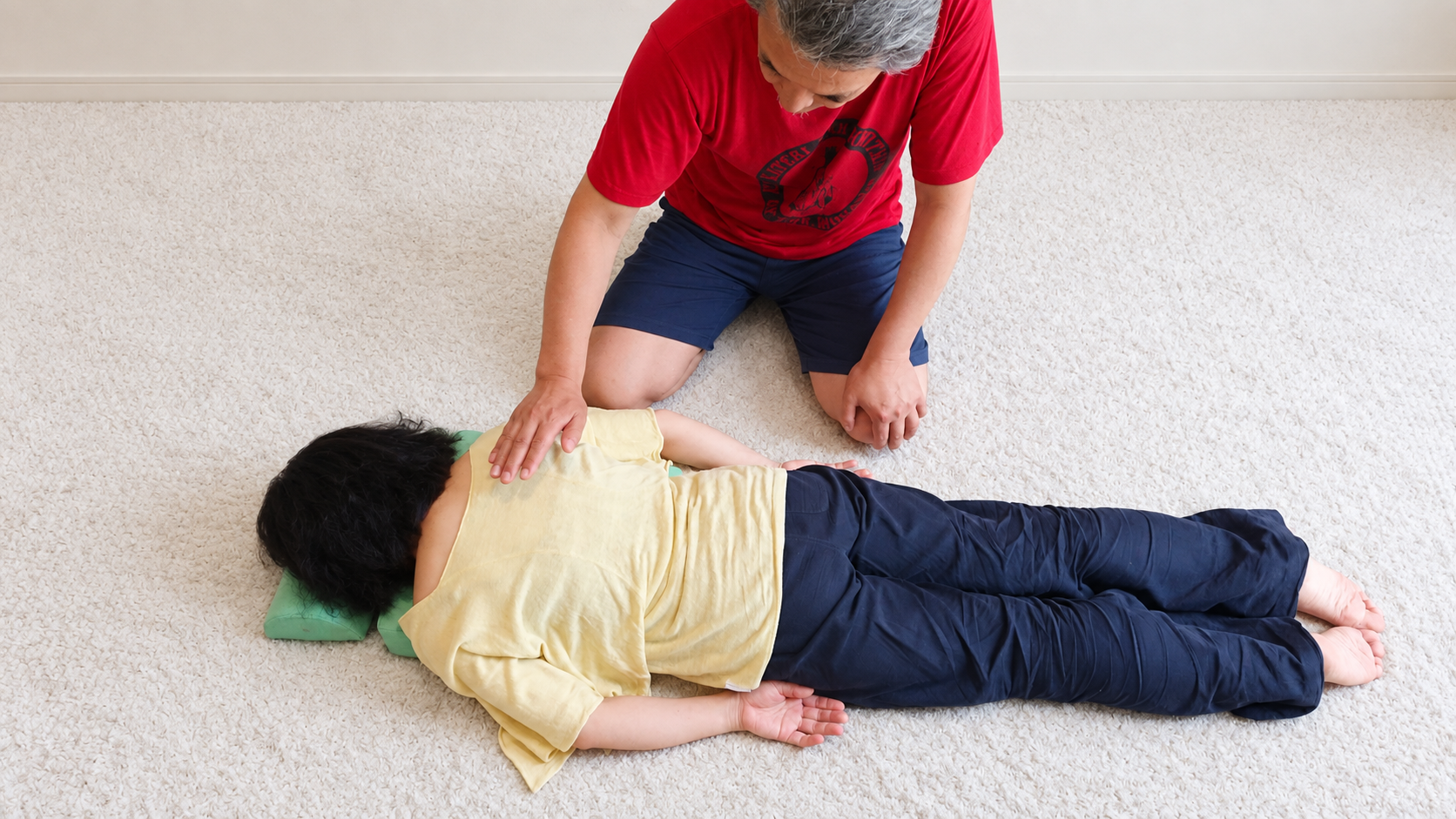 受講生同士で背中の上部に手を添えて感覚を確かめる実習